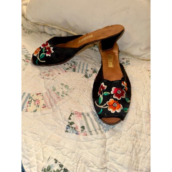 VINTAGE 1930's SHEUNG CHUK CHAI FLORAL EMBROIDERED SILK MULES/SLIDES 2" HEEL - Picture 3 of 9